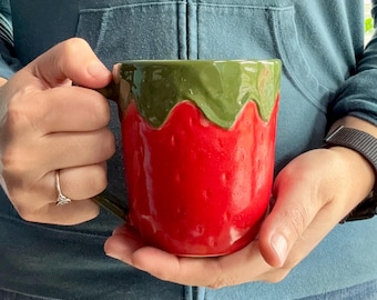 ¡Taza de fresa! 473 ml, asa cómoda, ¡Hecha a mano en California!