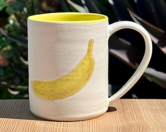 Taza amarilla y blanca de 355 ml con diseño de plátano, hecha a mano en California. ¡Un plátano en cada lado!