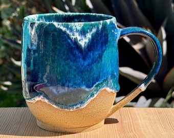 Taza grande de cerámica de 532 ml (18 oz) con diseño de océano/playa y asa cómoda. ¡Hecha a mano en California!
