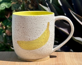 Taza amarilla y blanca de 473 ml con temática de plátano, hecha a mano en California. ¡Plátano en cada lado!