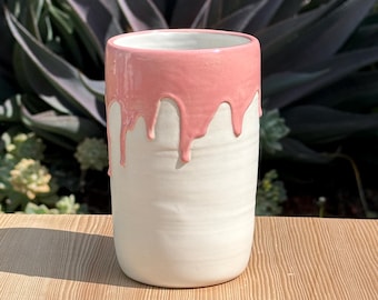 Vaso alto blanco de 473 ml con efecto de goteo rosa en 3D. ¡Hecho a mano en California!