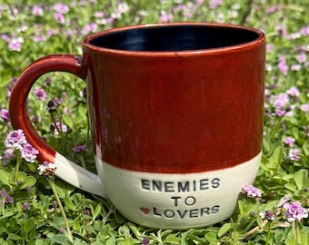 Taza con diseño de romance "De enemigos a amantes", 473 ml, hecha a mano en California.