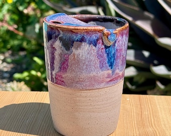 Vaso de viaje pequeño de cerámica, de 295 ml (10 oz), que cabe en el portavasos del coche. ¡Hecho a mano en California! Porcelana moteada de color púrpura.
