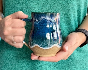 Taza de cerámica de 14 oz con diseño de océano/playa con asa cómoda, ¡hecha a mano en California!