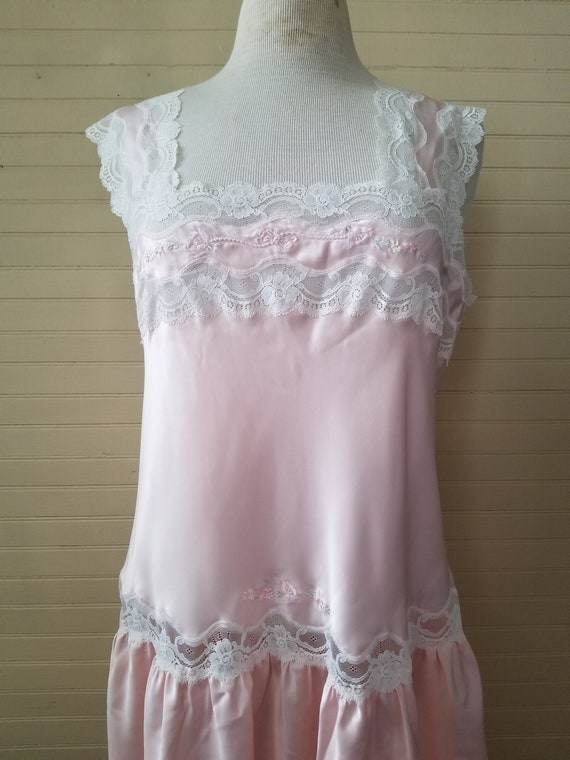 Vintage nightgown, Delicates large pink lace embr… - image 3