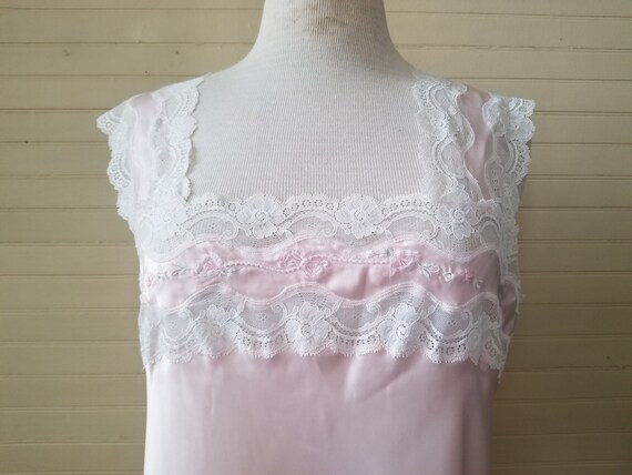 Vintage nightgown, Delicates large pink lace embr… - image 4