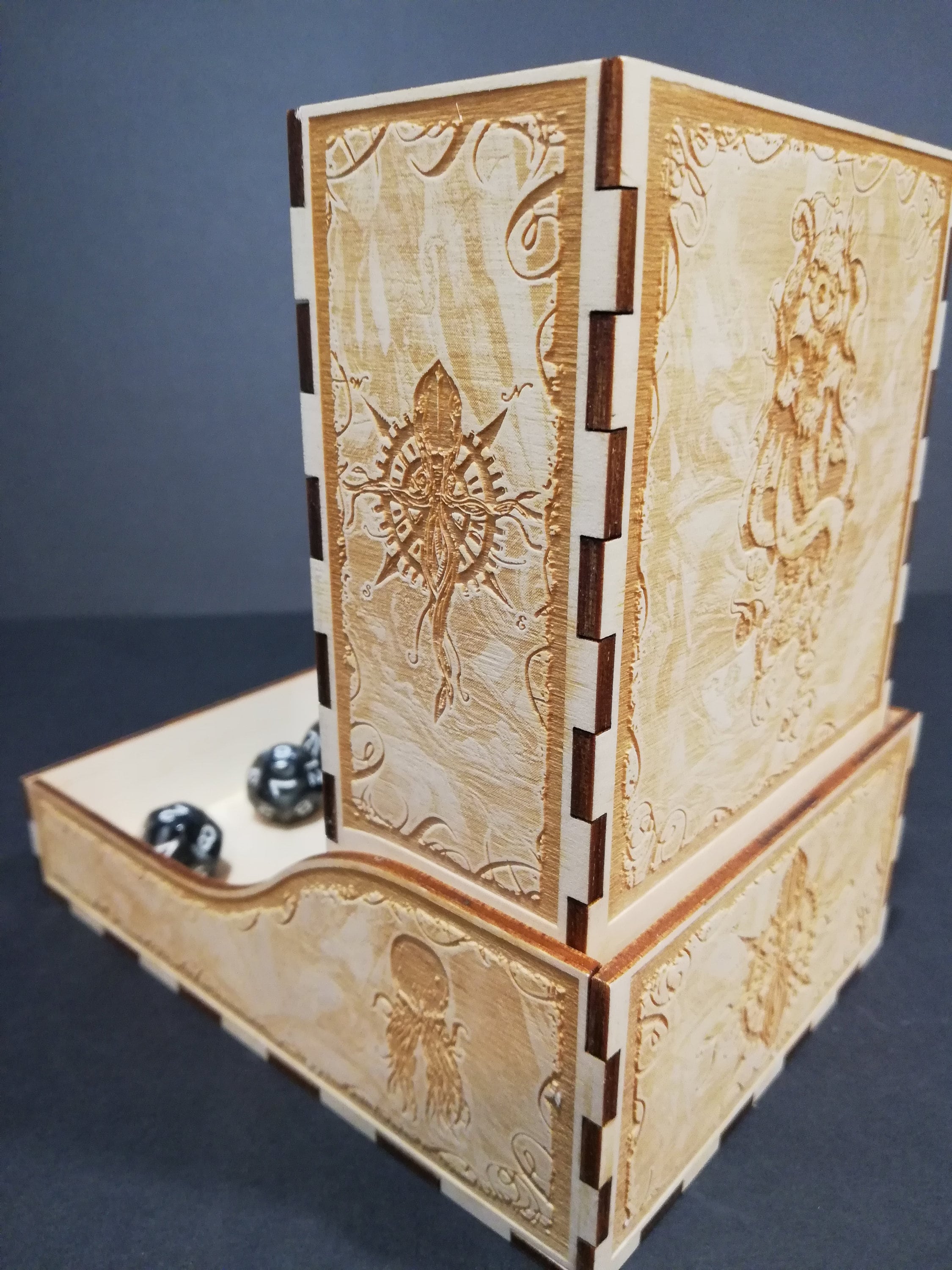 Deluxe Dice Tower Cthulhu motive