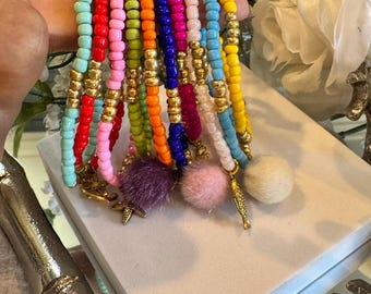 Conjunto de 10 pulseiras de miçangas • Pulseiras elásticas coloridas com pingentes • Joias boho arco-íris • Pingentes de sereia e estrela • Presente artesanal para ela