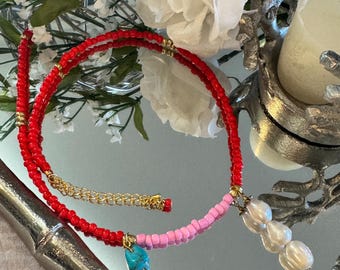 Colar de contas coloridas – vermelho, rosa e turquesa com pingente de pérola – joia boho chic feita à mão, presente para ela.