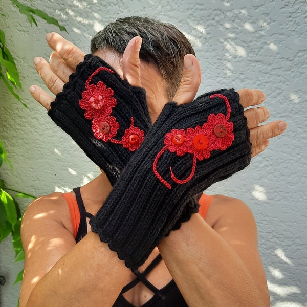 Mitaines femme/Mitaines tricotées laine/Mitaines tricot et fleurs au crochet/Mitaines sans pouce/Mitaines noire et rouge