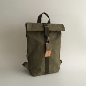 Zaino urbano roll-top"Tajga", borsa di carta lavabile, borsa vegana, carta simile alla pelle, borsa per notebook, zaino arrotolabile, design non in pelle