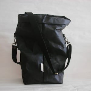 Sac de papier toilette XL | Cuir végétalien SnapPap / noir / sac à bandoulière extra large | Sac shopping | Sac en papier écologique | Sac unisexe