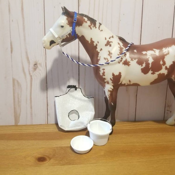 Ensemble de vacances bleu, argent et blanc/cheval modèle, comprend un seau, un licol, une corde de plomb, un sac à foin, un bac à nourriture