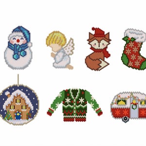 Puede incluir: Un conjunto de seis adornos navide&ntilde;os con un mu&ntilde;eco de nieve, un &aacute;ngel, un zorro, una media, una casa y una caravana. Los adornos est&aacute;n hechos de cuentas y presentan una variedad de colores y patrones.