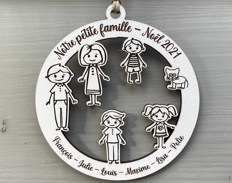 Boule de noël personnalisée famille en bois - Créatrice ETSY : BijouDeRe