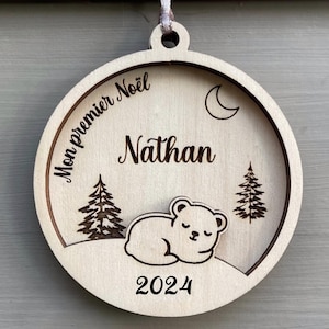 Boule premier Noel personnalisée en bois en relief, cadeau unique pour le premier Noel de bébé