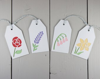 Set von 4 Blume Geschenkanhänger, geschichteten Papierschnitt Geschenkanhänger mit Saiten, mit einer Rose, Lavendel, Fingerhut und einer Narzisse