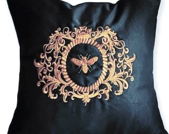 Queen Bee Stickkissen, Rosegold auf Schwarz, aus Baumwolle