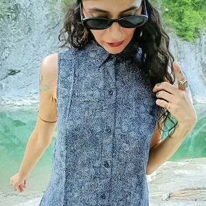 Blusa sin mangas con botones y estampado de rayón y lunares blancos y negros de VANS vintage Y2K // Camiseta sin mangas Sk8er Vans // Talla M