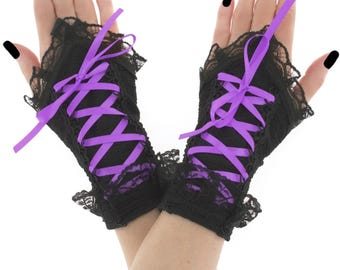 Luvas pretas sem dedos com renda e amarração roxa estilo corset, aquecedores de pulso pontiagudos estilo gótico, mangas de braço com estética bruxa, tamanhos grandes do XS ao 3XL, estilo gótico.