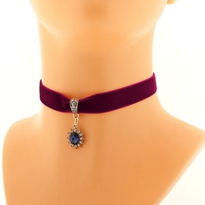 Red Velvet Choker: Elegant Glass Pendant, Victorian Style