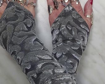 50 cm lange zilvergrijze armwarmers met fluweelachtige 3D-textuur, elegante vingerloze avondhandschoenen met lus voor de middelvinger.