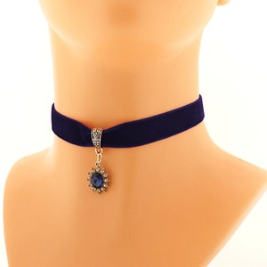 Collana girocollo in velluto blu scuro con elegante ciondolo a forma di cuore, realizzata a mano, taglia XS - 3XL