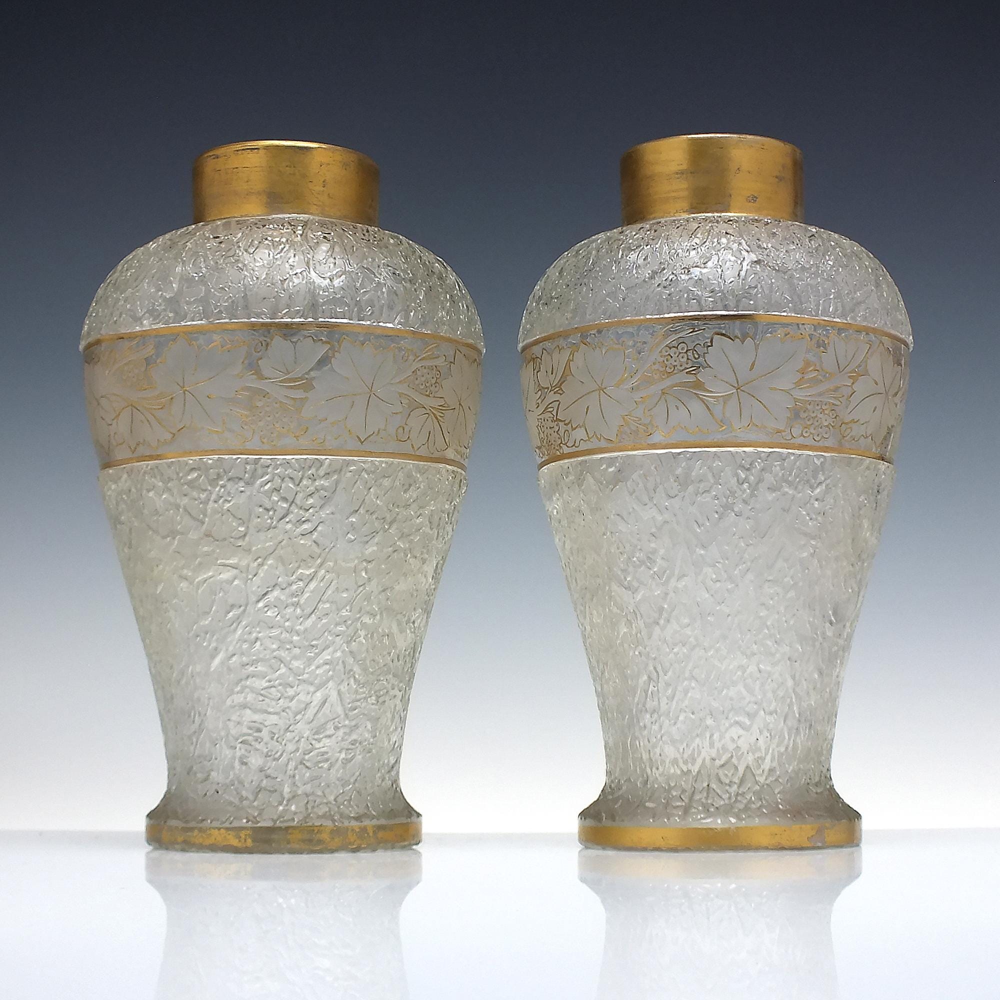 ビクトリア朝時代の彫刻と金箔が施されたオーバーショットガラスの花瓶