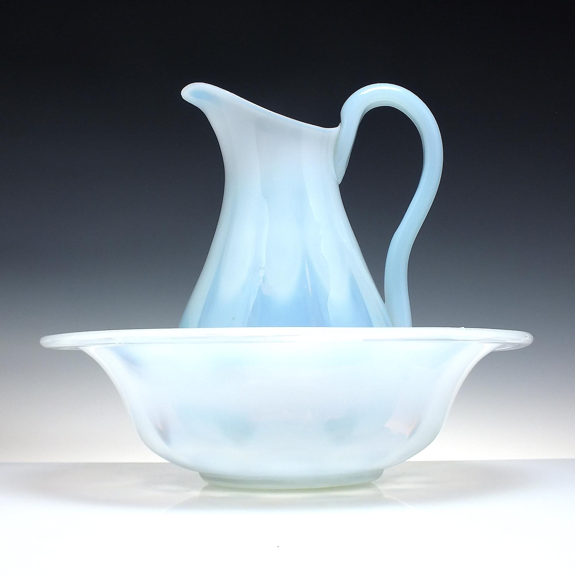 1880 年頃のビクトリア朝時代の大型の青い乳白色ガラスの水差しと 