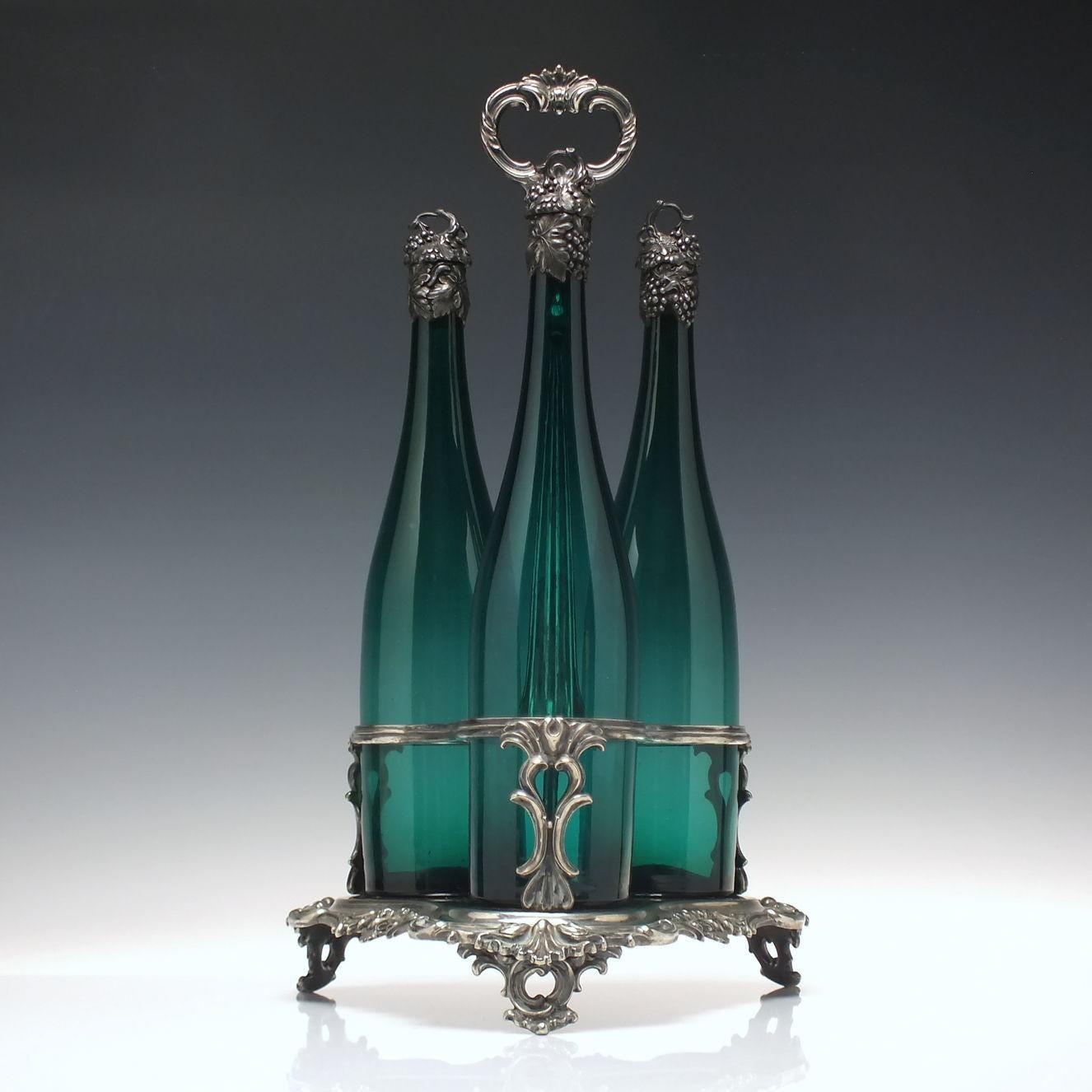 19世紀のエメラルドグリーンガラス製サービングボトル3個、銀メッキの