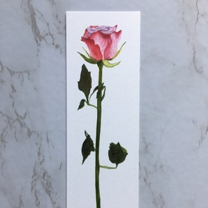 Segnalibro di carta rosa e viola / Segnalibro di rose secche / Segnalibro di fiori / Segnalibro botanico / Regali per i lettori / Segnalibro di rose secche
