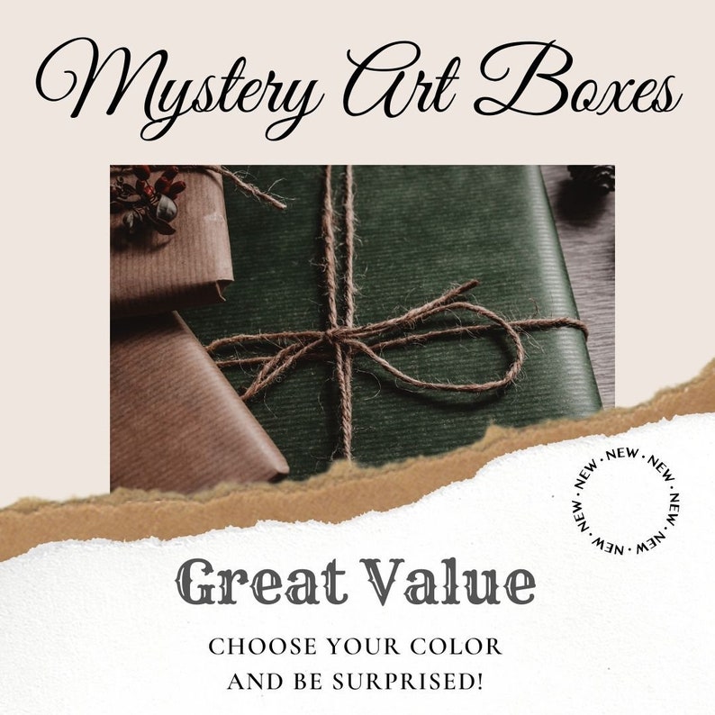 Puede incluir: Dos cajas de regalo envueltas y atadas con cuerda. Las cajas son marrones y verdes. El texto de la imagen dice "Mystery Art Boxes" y "Great Value. Elige tu color y &iexcl;sorpr&eacute;ndete!"