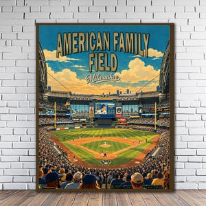 Puede incluir: Un póster rectangular con una ilustración del American Family Field en Milwaukee. El texto dice American Family Field Milwaukee. La escena muestra un estadio de béisbol con un campo verde, gradas llenas y un cielo azul.