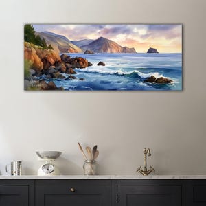 K&ouml;nnte beinhalten: Ein Panorama-Aquarellgem&auml;lde einer K&uuml;stenlandschaft. Das Kunstwerk zeigt eine felsige K&uuml;stenlinie mit tosenden Wellen, Bergen und einem Sonnenuntergangshimmel. Das Gem&auml;lde hat eine beruhigende und heitere Atmosph&auml;re, mit der Signatur des K&uuml;nstlers.