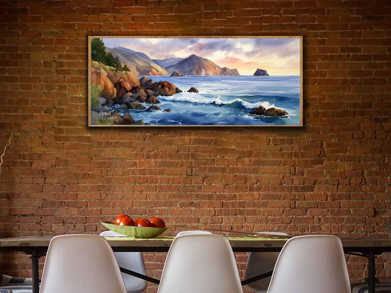 K&ouml;nnte beinhalten: Gerahmtes Landschaftsgem&auml;lde, das eine K&uuml;stenlandschaft mit felsigen Ufern, tosenden Wellen und Bergen unter einem Sonnenuntergangshimmel zeigt. Das Kunstwerk zeigt Farbt&ouml;ne von Blau, Braun und Orange und schafft eine ruhige und naturalistische Ansicht.
