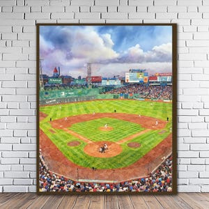 Puede incluir: Una impresión artística enmarcada que muestra una vista aérea de un estadio de béisbol con un campo verde vibrante, senderos de tierra marrón y una multitud de espectadores en las gradas, bajo un cielo nublado con torres de iluminación.