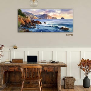 K&ouml;nnte beinhalten: Ein Panorama-Leinwanddruck einer K&uuml;stenlandschaft. Das Kunstwerk zeigt eine lebendige Meereslandschaft mit tosenden Wellen, felsigen Klippen und fernen Bergen unter einem farbenfrohen Himmel. Das Wort "canvas" ist unten rechts aufgedruckt.
