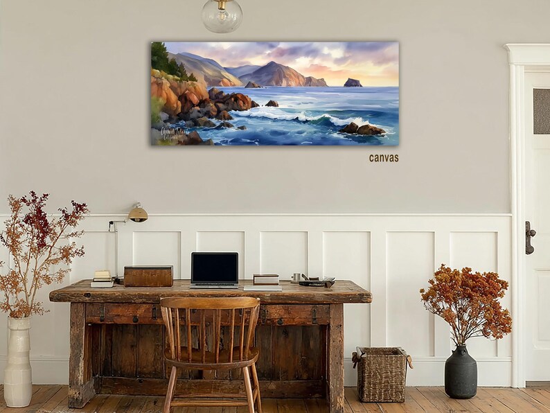 K&ouml;nnte beinhalten: Ein Panorama-Leinwanddruck einer K&uuml;stenlandschaft. Das Kunstwerk zeigt eine lebendige Meereslandschaft mit tosenden Wellen, felsigen Klippen und fernen Bergen unter einem farbenfrohen Himmel. Das Wort "canvas" ist unten rechts aufgedruckt.