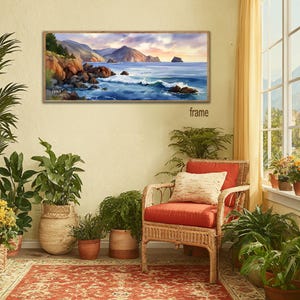 K&ouml;nnte beinhalten: Ein gerahmtes Landschaftsgem&auml;lde zeigt eine K&uuml;stenlandschaft mit felsigen Klippen, blauem Ozean und einem Sonnenuntergangshimmel. Das Gem&auml;lde h&auml;ngt &uuml;ber einem roten Korbstuhl mit einem wei&szlig;en Kissen, umgeben von Topfpflanzen.