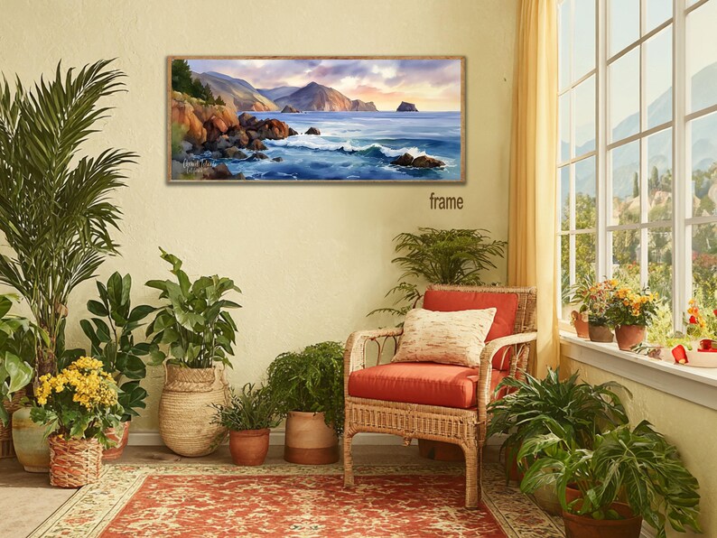 K&ouml;nnte beinhalten: Ein gerahmtes Landschaftsgem&auml;lde zeigt eine K&uuml;stenlandschaft mit felsigen Klippen, blauem Ozean und einem Sonnenuntergangshimmel. Das Gem&auml;lde h&auml;ngt &uuml;ber einem roten Korbstuhl mit einem wei&szlig;en Kissen, umgeben von Topfpflanzen.