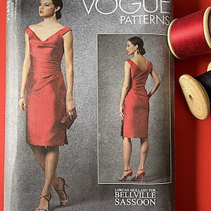 Könnte beinhalten: Vogue Patterns Schnittmuster V1655. Das Schnittmuster zeigt ein rotes Kleid mit Wasserfallausschnitt und Etui-Silhouette. Das Schnittmuster enthält zwei Ansichten des Kleides. Das Schnittmuster wurde von Lorcan Mullany für Bellville Sassoon entworfen.