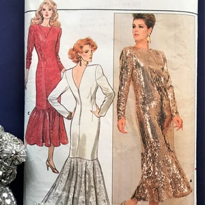Pode incluir: Um padrão de costura vintage para um vestido, com três estilos diferentes. O padrão é para os tamanhos 12-14-16 e é da Butterick, número do padrão 4397.
