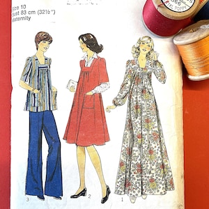 Może przedstawiać: Wzór szycia w stylu vintage, numer 1504, z ilustracjami odzieży ciążowej. Wzór zawiera obwód klatki piersiowej 83 cm (32 1/2"). Szpule nici w kolorach czerwonym, pomarańczowym i niebieskim.