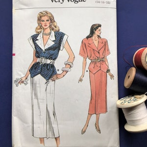 Könnte beinhalten: Ein Very Easy Very Vogue Schnittmusterumschlag mit Illustrationen von zwei Damenoutfits. Eines ist ein marineblaues Oberteil mit weißen Punkten und weißen Hosen, das andere ein korallenfarbener Anzug. Die Schnittmusternummer ist 9903, die Größe ist 14-16-18.