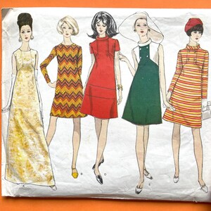 Puede incluir: Patrón de costura vintage Vogue para un vestido básico, número de patrón 1834. El patrón muestra cinco estilos de vestidos diferentes, incluyendo un vestido largo, un vestido con estampado de chevron, un vestido rojo, un vestido verde y un vestido a rayas.