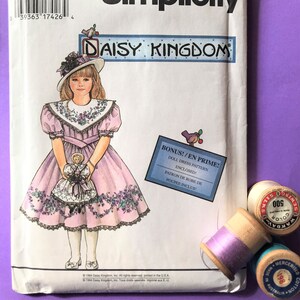 Può includere: Modello Simplicity 9966 per un abito da bambola Daisy Kingdom. Il modello include un modello di abito da bambola bonus. Il modello è per le taglie AA, 2, 3 e 4.