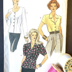 Può includere: Un modello di cucito vintage di Very Easy Very Vogue, con illustrazioni di tre diversi modelli di camicetta. Il modello include le taglie 6-8-10 ed è accompagnato da rocchetti di filo di vari colori.