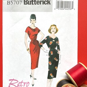 Op de afbeelding: Een vintage Butterick naaipatroon, B5707, met illustraties van twee jurken. Het patroon bevat maten A5 (6-8-10-12-14). De cover heeft de tekst "Retro '58" en wordt vergezeld door spoelen garen.