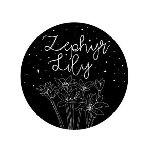 Könnte beinhalten: Ein schwarzes kreisförmiges Design mit dem weißen Text "Zephyr Lily" in Schreibschrift, umgeben von kleinen weißen Sternen. Darunter eine detaillierte Illustration weißer Lilienblüten.