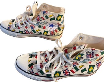 Zapatillas Converse All Star High Top vintage de los años 90, fabricadas en EE. UU., con estampado de la bandera de todas las naciones (modelo 11599), talla 6 de hombre y 8 de mujer. Incluye caja.
